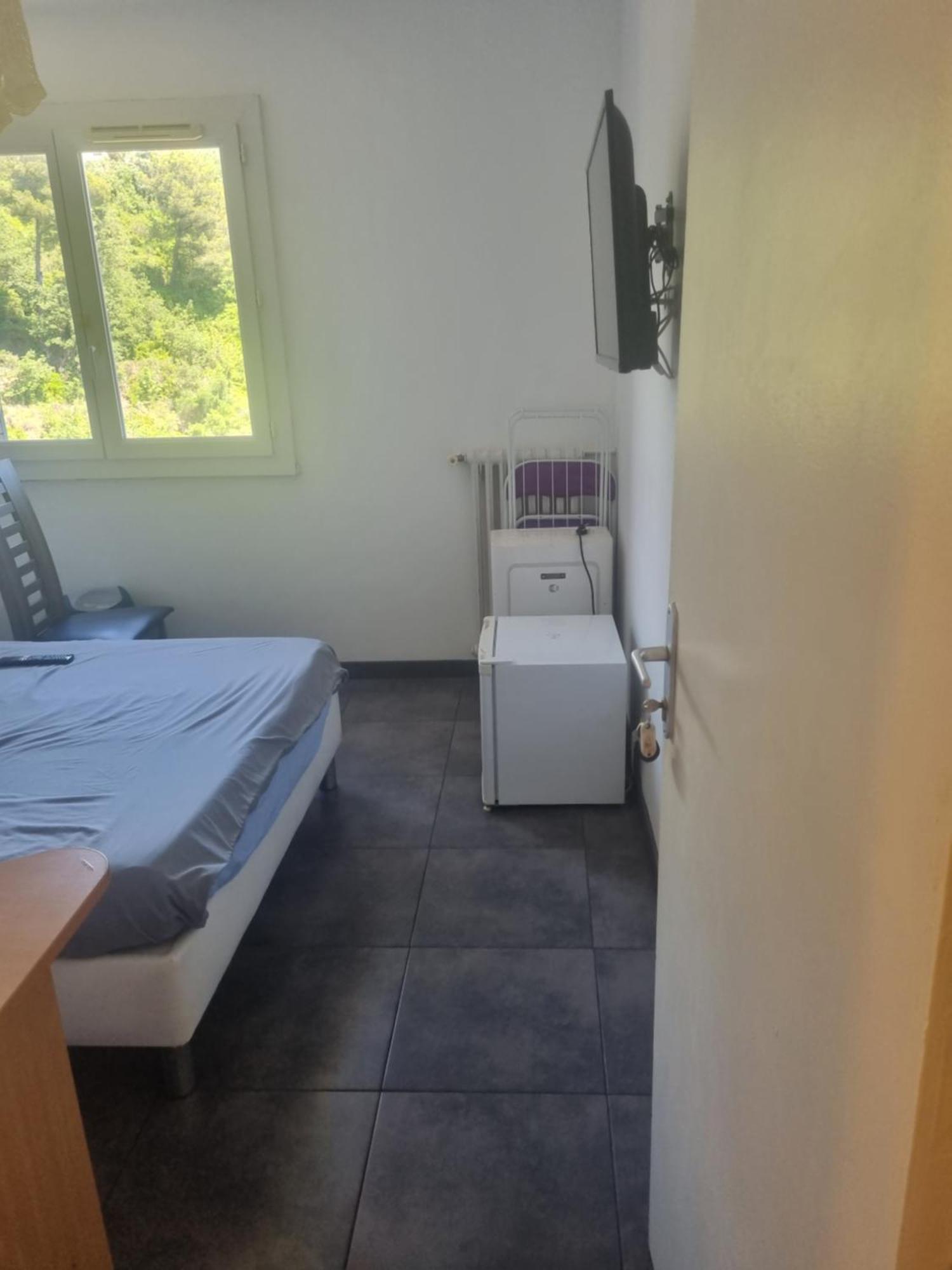 New Cheap Private Room, Kitchen , Overwieuw Sea,Tram On Spot, 12 Minutes From Nice Train Station With Tram , Beach In 17 Min Tram , Chambre Privee Pas Cher, Cuisine Equipee , Tram Sur Place, Apercu Mer, 12 Min De La Gare De Nice Avec Le Tram, 17 Min Номер фото